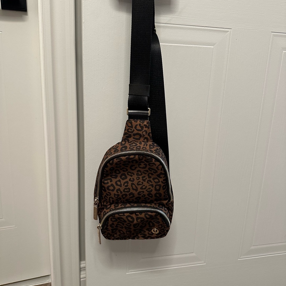 Lululemon Everywhere sling bag 2L